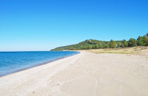 Glen Arbor Condo | Lake Michigan Beachfront Condo in Glen Arbor with 4B/3B!