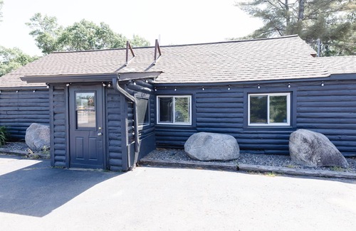 Tomahawk House | Lake Nokomis 1BD/1Bath Lakeside Cabin - Cabin #2