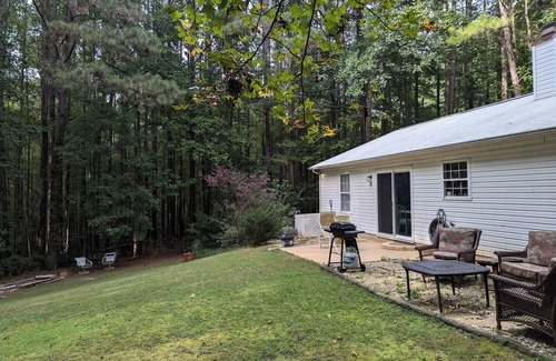 Mooresville Cottage | Lake Norman Charming Cottage with AC ,WiFi, Fire Pit and Grill in Mooresville.
