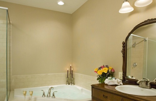 Laconia Hotel | Lake Opechee Inn and Spa