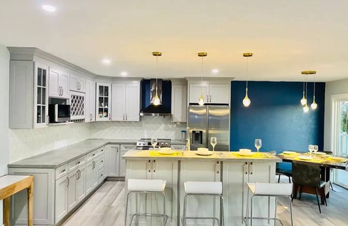 Discovery Bay House | Lake Retreat House in Discovery Bay