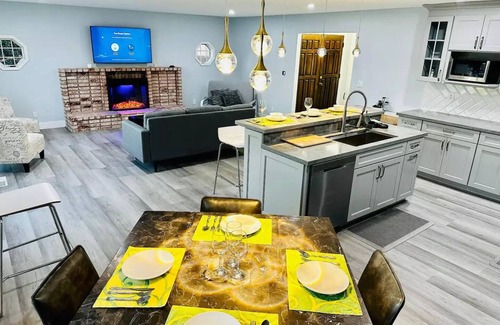 Discovery Bay House | Lake Retreat House in Discovery Bay