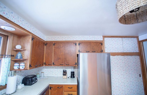 Cumberland House | Lake Street Retreat: Charming Getaway with Stunning Lake View Sunsets