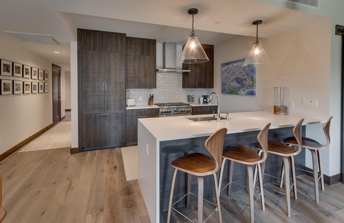 Stateline Condo | Lake Tahoe Retreat with 2BR/3BA + Clubhouse Access. Walk to Beach & Ski Slopes!