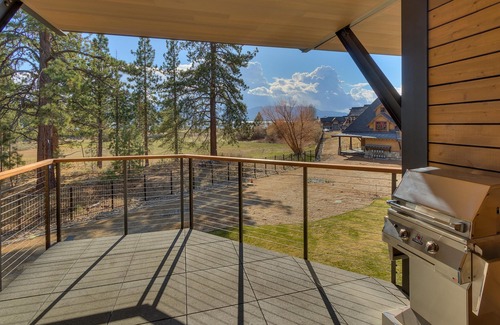 Stateline Condo | Lake Tahoe Retreat with 2BR/3BA + Clubhouse Access. Walk to Beach & Ski Slopes!