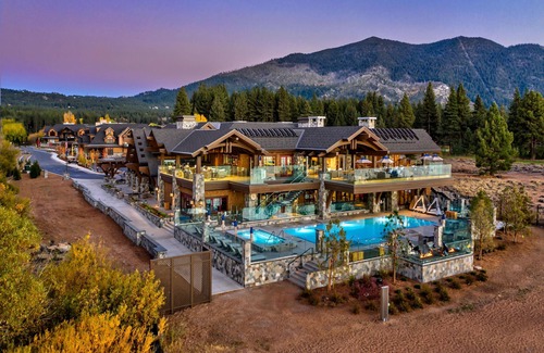 Stateline Condo | Lake Tahoe Retreat with 2BR/3BA + Clubhouse Access. Walk to Beach & Ski Slopes!