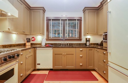 Saugatuck Villa | Lake Trail Lodge Oasis With Private Hot Tub; short bike to downtown Saugatuck!