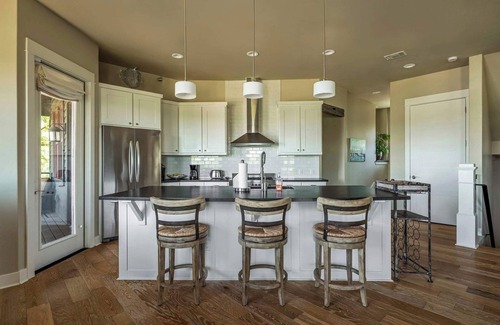 Spicewood Villa | Lake Travis Retreat | 5BR | BBQ | Pickleball