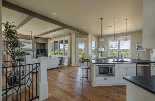 Spicewood Villa | Lake Travis Retreat | 5BR | BBQ | Pickleball