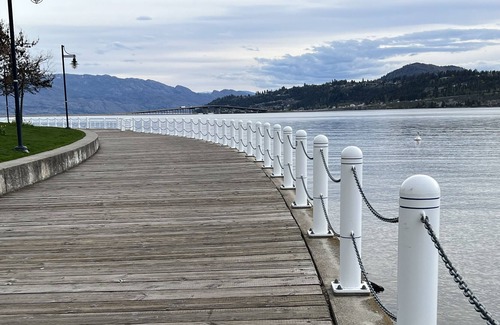 North End Condo | Lake view, Downtown - 2 Bdrm & Den with 2 Bath Sleeps 6 to 8 people.