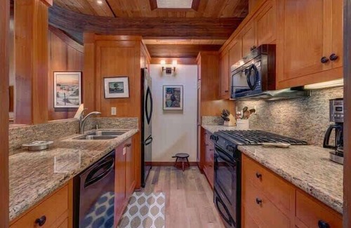 Tahoe Tavern House | Lake View|Pier|Bouys|Pickleball|Walk to town