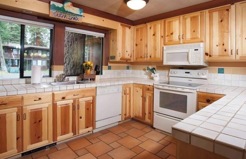 Tahoe Tavern House | Lake View|Pool|Pier|Bouys|Pickleball|Walk to town