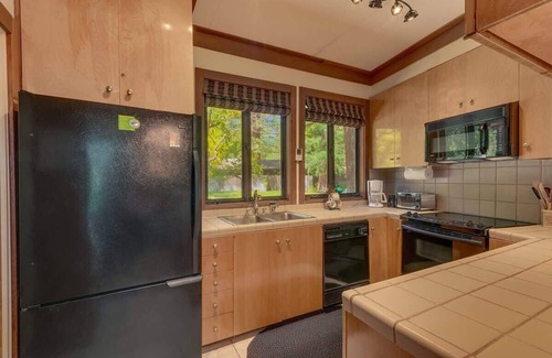 Tahoe Tavern House | Lake View|Pool|Pier|Bouys|Pickleball|Walk to town