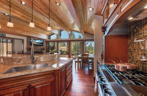 Zephyr Cove House | Lake View Stylish Timber House - South Lake Tahoe. Nevadan