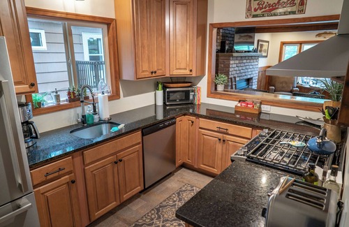 Lake Harmony Cottage | LAKE VIEWS! Cottage near lake access, 4 kayaks, AC, linens included.