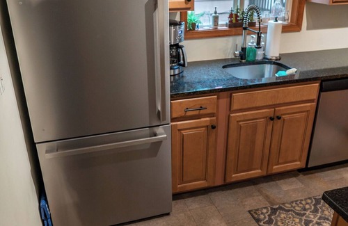 Lake Harmony Cottage | LAKE VIEWS! Cottage near lake access, 4 kayaks, AC, linens included.