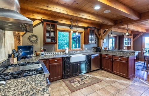 Bryson City Cabin | Lake Views, Luxury,HotTub,Game Rm! 5bed/4.5bath!