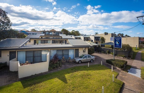 Merimbula Apartment | Lake Views @ Penguin Mews - Unit 1 - 3+ nights