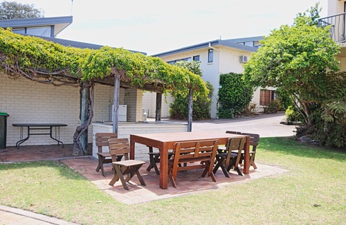 Merimbula Apartment | Lake Views @ Penguin Mews - Unit 1 - 5+ nights