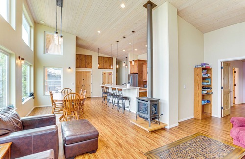 Sudden Valley House | Lake Whatcom House w/Private Hot Tub + Dock