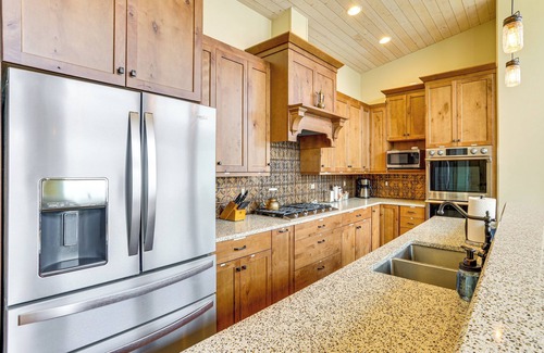 Sudden Valley House | Lake Whatcom House w/Private Hot Tub + Dock