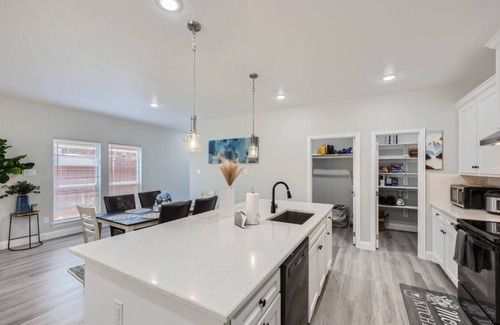 Grand Prairie House | Lakecrest 4-bedroom house with AC in Grand Prairie