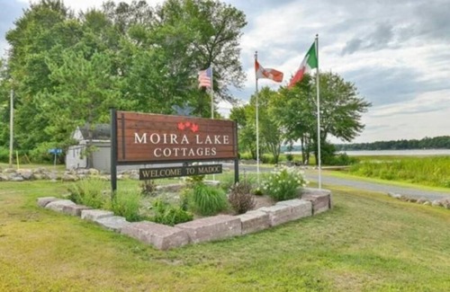 Centre Hastings Cottage | Lakefront 2BR Cottage with Firepit and Large Dock