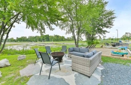 Centre Hastings Cottage | Lakefront 2BR Cottage with Firepit and Large Dock