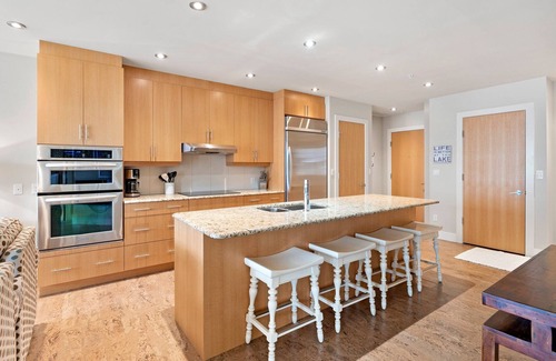 Sicamous Condo | Lakefront 3 bedroom condo with large balcony, pool, gym and boat slip