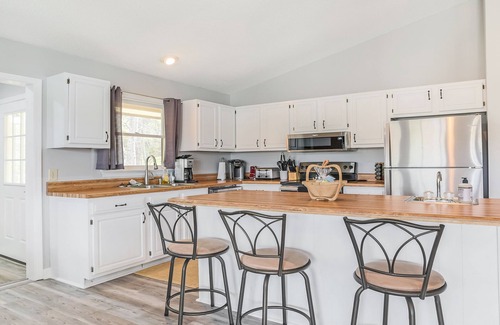 Wise House | Lakefront 4bd-2ba; Deep water; Large Porch; 2 night min; Sleeps 14; Pet friendly