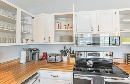 Wise House | Lakefront 4bd-2ba; Deep water; Large Porch; 2 night min; Sleeps 14; Pet friendly