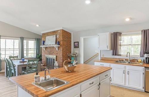 Wise House | Lakefront 4bd-2ba; Deep water; Large Porch; 2 night min; Sleeps 14; Pet friendly