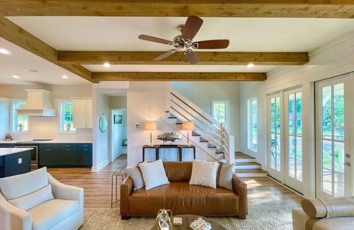 Dadeville Apartment | Lakefront 5BR House w/Porch & Amazing View