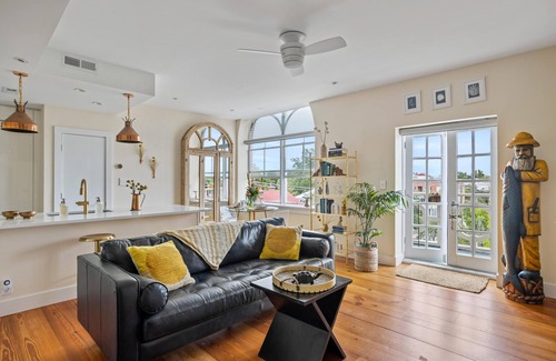 Harleston Village Condo | Lakefront balcony, walk to MUSC/food, luxe decor; 1 bedroom historical charmer!