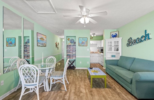 El Centro Beach Apartment | Lakefront Beach condo in Panama City Beach Florida! Within 1/2 mile of Pier Park