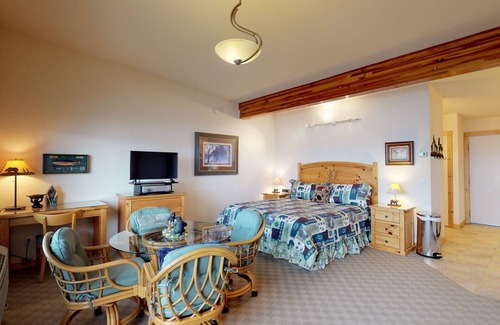 Polson Apartment | Lakefront condo with water-view balcony, central AC & swimming dock
