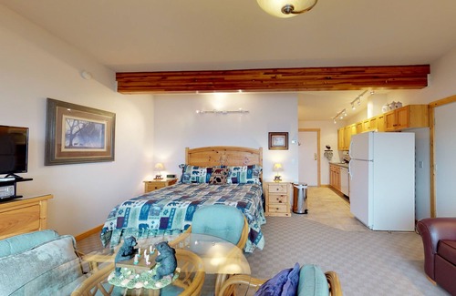 Polson Apartment | Lakefront condo with water-view balcony, central AC & swimming dock