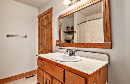 Mill Spring Cottage | Lakefront Cottage on Lake Adgernn