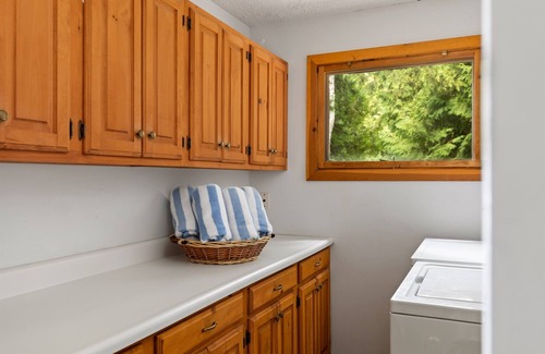 Central Lake Cottage | Lakefront Cottage – Private Beach, Dock, Kayaks, Dog-Friendly - The Dragonfly
