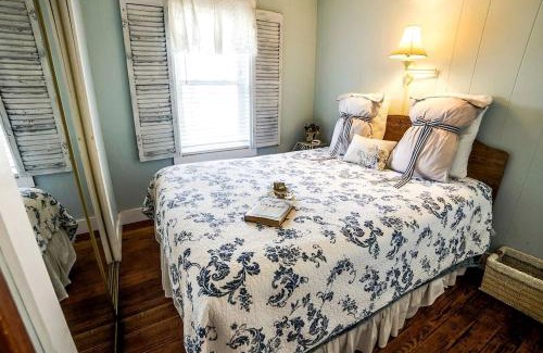 Dresden House | Lakefront Cottage with Cozy Interior and Jacuzzi in Dresden, New York