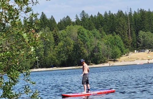 East Kootenay House | Lakefront escape perfect for the family