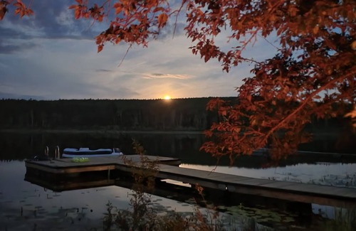 East Kootenay House | Lakefront escape perfect for the family