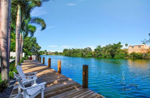 Poinsettia Heights House | Lakefront Family Fun Home with Private Dock 3BR 2B