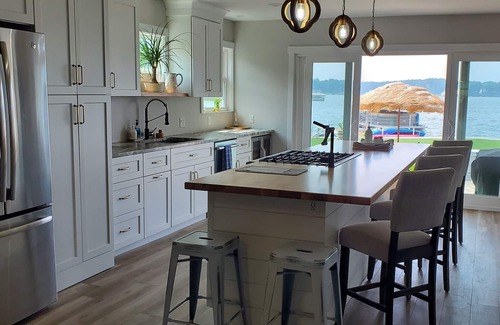 Kalamazoo House | Lakefront Family Vacation on Eagle Lake, Texas Township. 3 Bedrooms, Sleeps 7