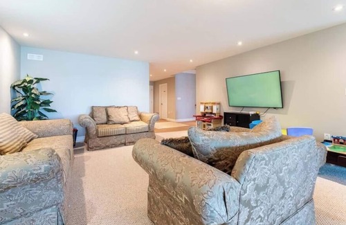 Alcona Villa | Lakefront Family Villa, Billiards, Chef’s Kitchen and Pet-friendly