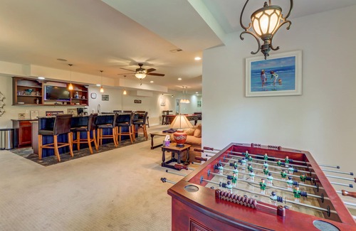 Mineral House | Lakefront home on 5 acres with boathouse, kayaks & water trampoline