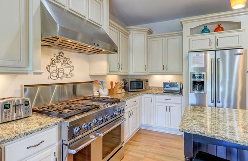 Mineral House | Lakefront home on 5 acres with boathouse, kayaks & water trampoline