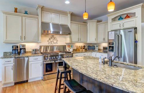 Mineral House | Lakefront home on 5 acres with boathouse, kayaks & water trampoline