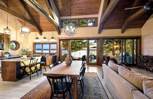 Town of Owasco House | LAKEFRONT HOME ON WATERS EDGE
