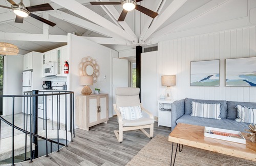 Seabrook Island Cottage | Lakefront home with lagoon view, deck & AC - close to beach, golf, & pools